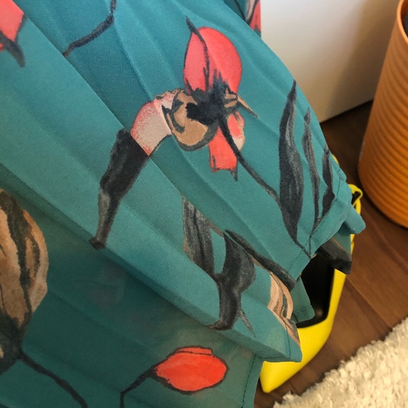 ✨Pleated✨ MIDI Skirt Brand NWT - Picture 5 of 5